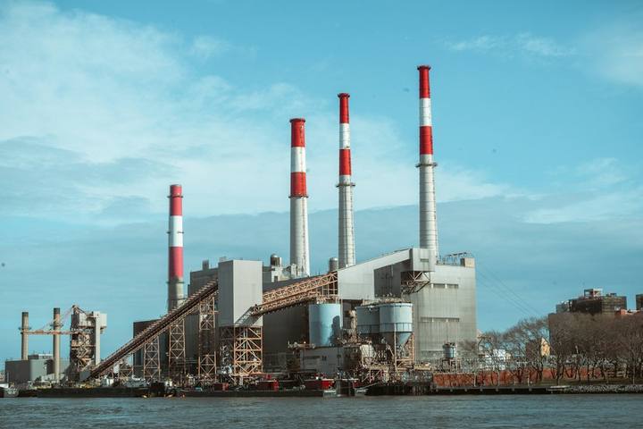 Industrieanlage mit Schornsteinen